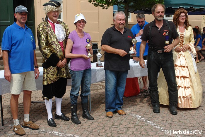 Platzierungen der Fahrzeugklasse: M1
1. Platz: (1 Strafpunkte) Harald Arneke, Indian Scout
2. Platz: (13 Strafpunkte) Grietje Flap-Westerhof, Motobecane
3. Platz: (15 Strafpunkte) Udo Horn, Wanderer Bild: Platzierungen der Fahrzeugklasse: M1
1. Platz: (1 Strafpunkte) Harald Arneke, Indian Scout
2. Platz: (13 Strafpunkte) Grietje Flap-Westerhof, Motobecane
3. Platz: (15 Strafpunkte) Udo Horn, Wanderer