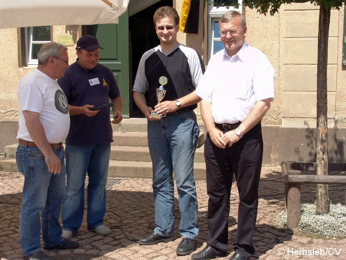 Bild: Siegerehrung auf Gut Mößlitz nach Fahrzeugklassen. Außerdem wurde das schönste Motorrad und Auto prämiert.
Auch der Pechvogel des Tages erhielt ein Schrauber-Pokal.