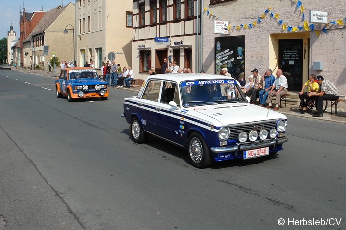 Bild: Rennfahrzeuge auf dem gesperrten Innenstadtring in Zörbig.