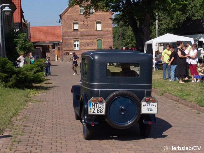 Bild: Sonderprüfung in der Ortschaft Salzfurtkapelle. Diese wurde am Sonntag-Vormittag von den Oldtimerfreunden angefahren. Das Hupenbrett musste mit der entsprechenden Fahrerseite zielgenau überfahren und die Hupeinrichtung ausgelöst werden.