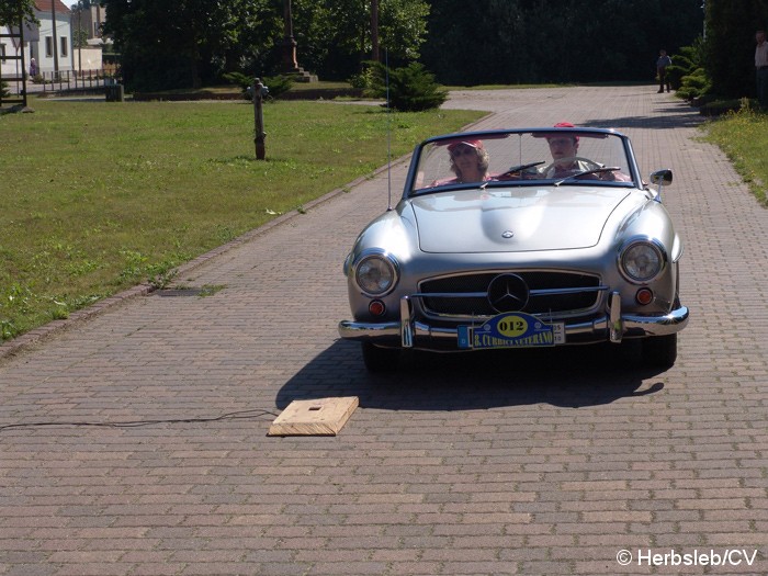 Bild: Sonderprüfung in der Ortschaft Salzfurtkapelle. Diese wurde am Sonntag-Vormittag von den Oldtimerfreunden angefahren. Das Hupenbrett musste mit der entsprechenden Fahrerseite zielgenau überfahren und die Hupeinrichtung ausgelöst werden.
