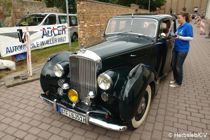 Bild: Eintreffen der Curbici-Teilnehmer am Samstag-Vormttag auf dem Zörbiger Schloßgelände.
