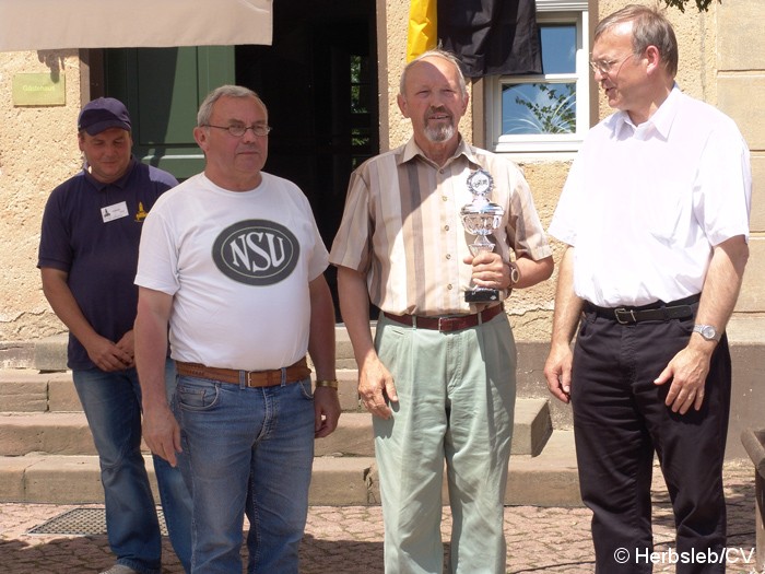 Bild: Siegerehrung auf Gut Mößlitz nach Fahrzeugklassen. Außerdem wurde das schönste Motorrad und Auto prämiert.
Auch der Pechvogel des Tages erhielt ein Schrauber-Pokal.