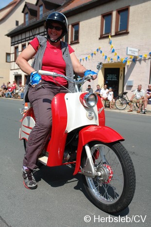 Bild: Am Startpunkt am Zörbiger Marktplatz wurde das jeweilige Fahrzeuge mit dem Besitzer kurz vorgestellt. Der Start war zugleich Kontrollstelle für die Teilnehmer.