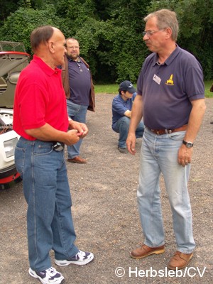 Bild: Fahrtleiter H.P. Lohmann im Gespräch mit einem Oldtimerfreund.