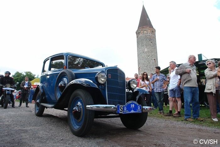 Bild: Start zur Ausfahrt vom Zörbiger Schloßparkplatz. Etappenziel war das  Fahrzeug und Technik Museum in Merseburg.