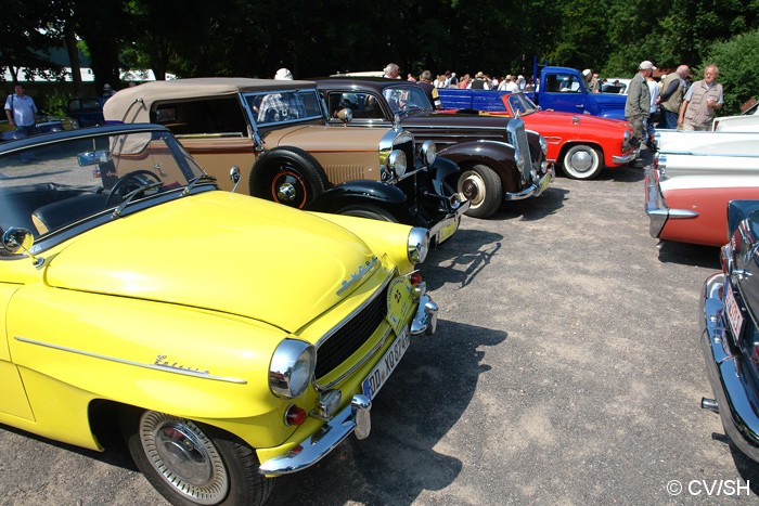 Bild: Eintreffen & Ausstellung der Oldtimer auf dem Zörbiger Schloßparkplatz.