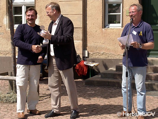 Bild: Die Siegerehrung führte Fahrtleiter Hans-Peter Lohmann mit Bürgermeister Rolf Sonnenberger durch.