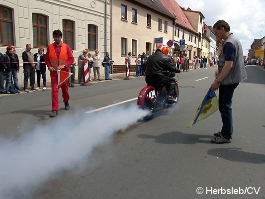 Bild: Am Sonntag-Vormittag wurde die Zörbiger Innenstadt für den öffentlichen Straßenverkehr gesperrt. Hunderte Zuschauer an den Straßenzügen Zörbigs konnten historische Rennfahrzeuge mit ihren Fahrern bewundern.