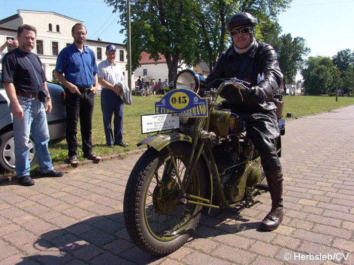 Bild: Sonderprüfung in der Ortschaft Salzfurtkapelle. Diese wurde am Sonntag-Vormittag von den Oldtimerfreunden angefahren. Das Hupenbrett musste mit der entsprechenden Fahrerseite zielgenau überfahren und die Hupeinrichtung ausgelöst werden.