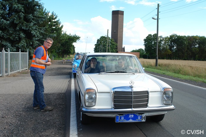 Bild: Aus Merseburg kommend, treffen die Fahrzeuge am Ziel in Zörbig ein. Unterwegs mussten noch einige Baumaffen gefunden werden. Mit der Kartenabgabe endete der erste Fahrtag. Am Abend trafen sich die Oldtimerfreunde zu Benzingesprächen auf dem Zörbiger Schloss.