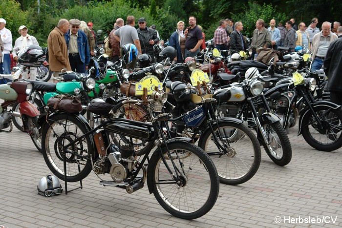 Bild: Eintreffen der Curbici-Teilnehmer am Samstag-Vormttag auf dem Zörbiger Schloßgelände.