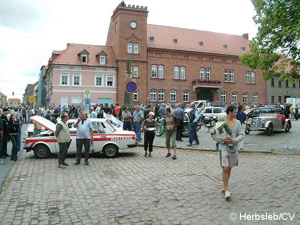 Nach einer Fahrzeugvorstellung vor dem Rathaus in Zörbig durch Hans-Peter Lohmann, mussten die Oldtimerfreunde einige Sonderprüfungen im Bereich des Stadtringes ablegen. Bild: Nach einer Fahrzeugvorstellung vor dem Rathaus in Zörbig durch Hans-Peter Lohmann, mussten die Oldtimerfreunde einige Sonderprüfungen im Bereich des Stadtringes ablegen.