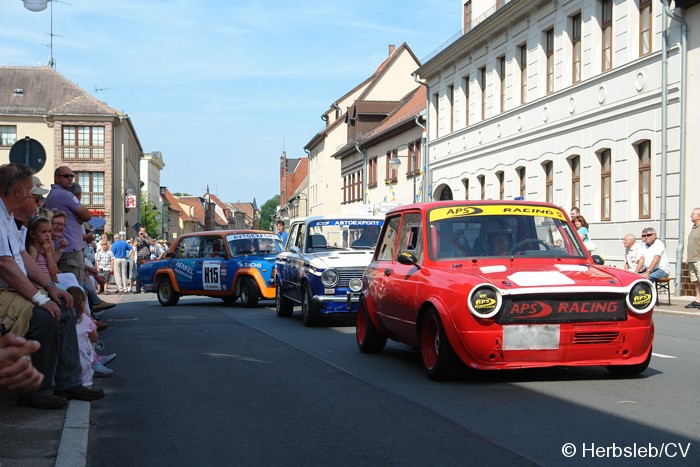 Bild: Antik-/Rennfahrzeuge auf dem gesperrten Innenstadtring in Zörbig.