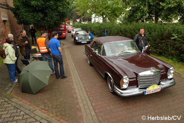 Bild: Durchfahrtskontrolle mit einer Sonderprüfung für die Teilnehmer. Die Aufgabe: Welches Gewinde hat diese Schraube?