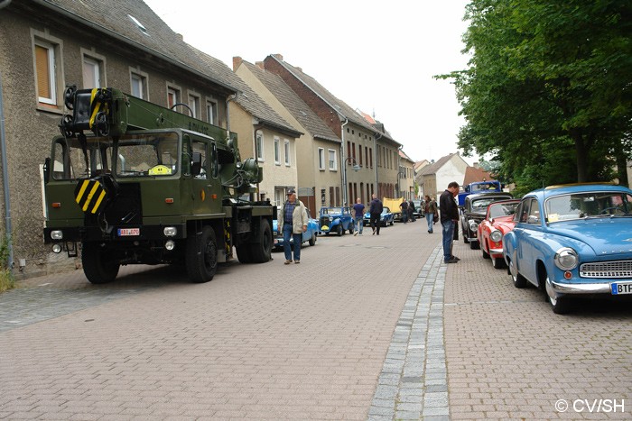 Bild: Fahrzeugkolonne in der Leipziger Straße vor dem Demolauf durch die Innenstadt.