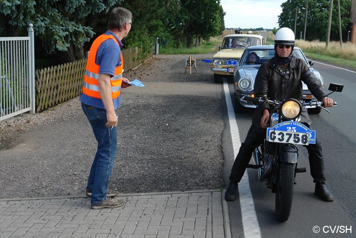 Bild: Aus Merseburg kommend, treffen die Fahrzeuge am Ziel in Zörbig ein. Unterwegs mussten noch einige Baumaffen gefunden werden. Mit der Kartenabgabe endete der erste Fahrtag. Am Abend trafen sich die Oldtimerfreunde zu Benzingesprächen auf dem Zörbiger Schloss.