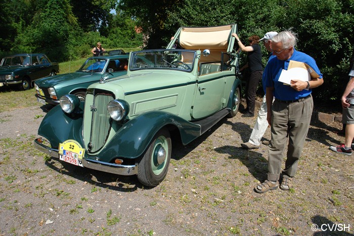 Bild: Eintreffen & Ausstellung der Oldtimer auf dem Zörbiger Schloßparkplatz.