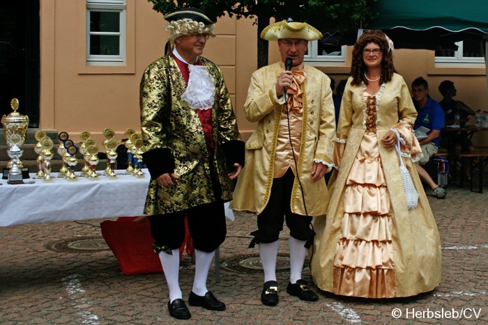 Eröffnungsansprache auf Gut Mößlitz durch den Stadtbürgermeister Rolf Sonnenberger und dem Ortsbürgermeister der Stadt Zörbig Jürgen Ebinger (v.l.n.r.). Bild: Eröffnungsansprache auf Gut Mößlitz durch den Stadtbürgermeister Rolf Sonnenberger und dem Ortsbürgermeister der Stadt Zörbig Jürgen Ebinger (v.l.n.r.).