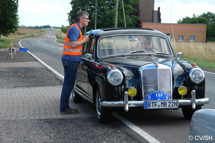 Bild: Aus Merseburg kommend, treffen die Fahrzeuge am Ziel in Zörbig ein. Unterwegs mussten noch einige Baumaffen gefunden werden. Mit der Kartenabgabe endete der erste Fahrtag. Am Abend trafen sich die Oldtimerfreunde zu Benzingesprächen auf dem Zörbiger Schloss.