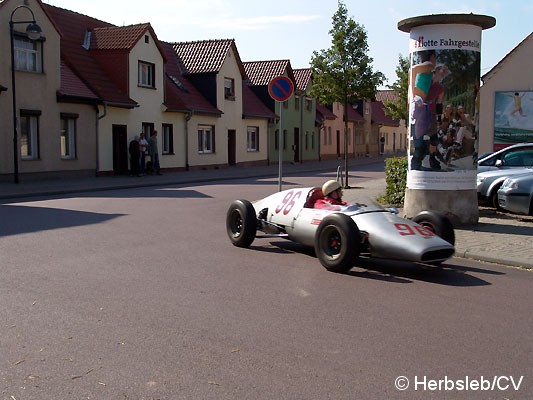 Bild: Am Sonntag-Vormittag wurde die Zörbiger Innenstadt für den öffentlichen Straßenverkehr gesperrt. Hunderte Zuschauer an den Straßenzügen Zörbigs konnten historische Rennfahrzeuge mit ihren Fahrern bewundern.