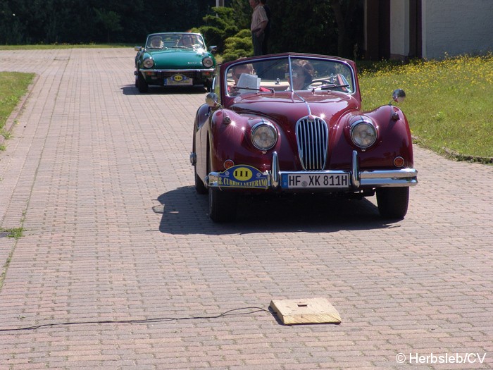 Bild: Sonderprüfung in der Ortschaft Salzfurtkapelle. Diese wurde am Sonntag-Vormittag von den Oldtimerfreunden angefahren. Das Hupenbrett musste mit der entsprechenden Fahrerseite zielgenau überfahren und die Hupeinrichtung ausgelöst werden.