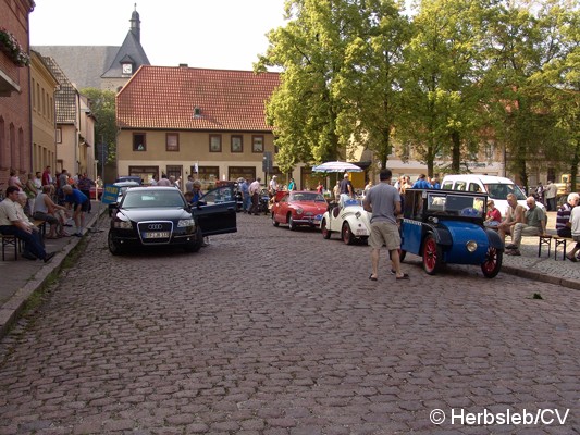 Bild: Am Sonntag-Vormittag starteten die Fahrzeuge vor dem Zörbiger Rathaus. Geschicklichkeitsprüfungen mussten in den jeweiligen Ortschaften der Stadt Zörbig abgelegt werden. Zielpunkt war das Rittergut Mößlitz.