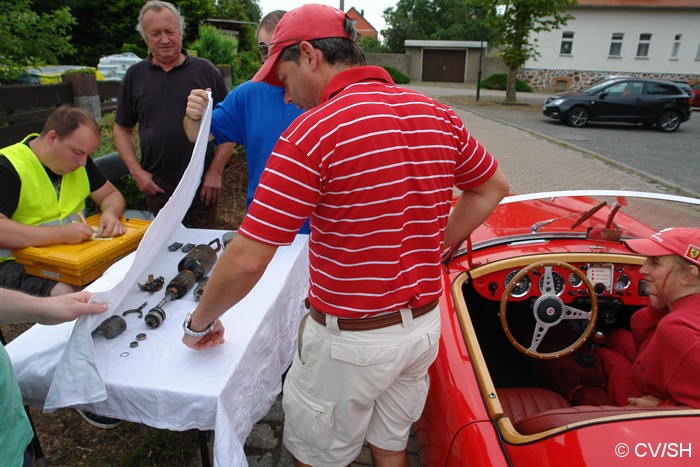 Sonderprüfung in Großzöberitz. Die Frage war: Welches Bauteil gehört nicht zum Anlasser. Innerhalb 15 Sekunden musste das falsche Bauteil auf dem Tisch gefunden werden. Bild: Sonderprüfung in Großzöberitz. Die Frage war: Welches Bauteil gehört nicht zum Anlasser. Innerhalb 15 Sekunden musste das falsche Bauteil auf dem Tisch gefunden werden.