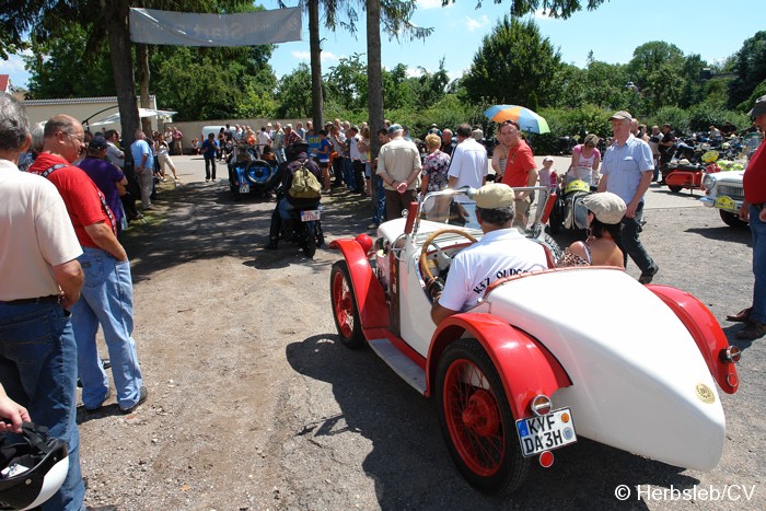 Nach dem Mittagessen und einer Fahrerbesprechung starteten die Fahrzeug zum Etappenziel nach Dessau (Technikmuseum Hugo-Junkers). Bild: Nach dem Mittagessen und einer Fahrerbesprechung starteten die Fahrzeug zum Etappenziel nach Dessau (Technikmuseum Hugo-Junkers).