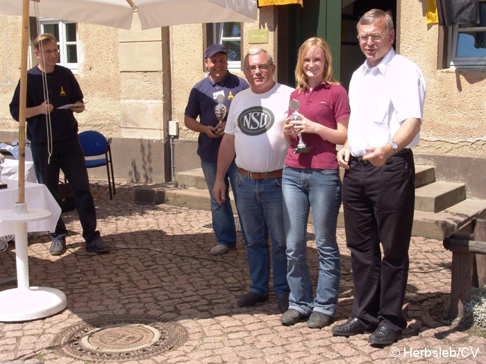 Bild: Siegerehrung auf Gut Mößlitz nach Fahrzeugklassen. Außerdem wurde das schönste Motorrad und Auto prämiert.
Auch der Pechvogel des Tages erhielt ein Schrauber-Pokal.