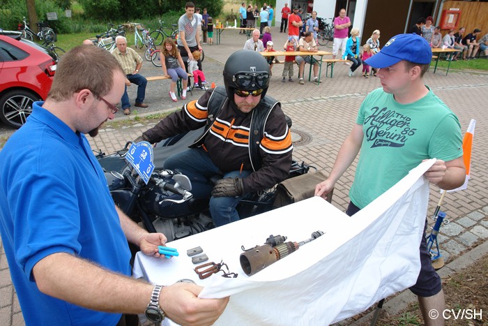 Sonderprüfung in Großzöberitz. Die Frage war: Welches Bauteil gehört nicht zum Anlasser. Innerhalb 15 Sekunden musste das falsche Bauteil auf dem Tisch gefunden werden. Bild: Sonderprüfung in Großzöberitz. Die Frage war: Welches Bauteil gehört nicht zum Anlasser. Innerhalb 15 Sekunden musste das falsche Bauteil auf dem Tisch gefunden werden.