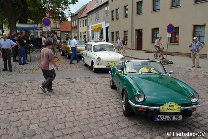 Am Startpunkt am Zörbiger Marktplatz wurde das jeweilige Fahrzeuge mit dem Besitzer kurz vorgestellt. Der Start war zugleich Kontrollstelle für die Teilnehmer. Bild: Am Startpunkt am Zörbiger Marktplatz wurde das jeweilige Fahrzeuge mit dem Besitzer kurz vorgestellt. Der Start war zugleich Kontrollstelle für die Teilnehmer.