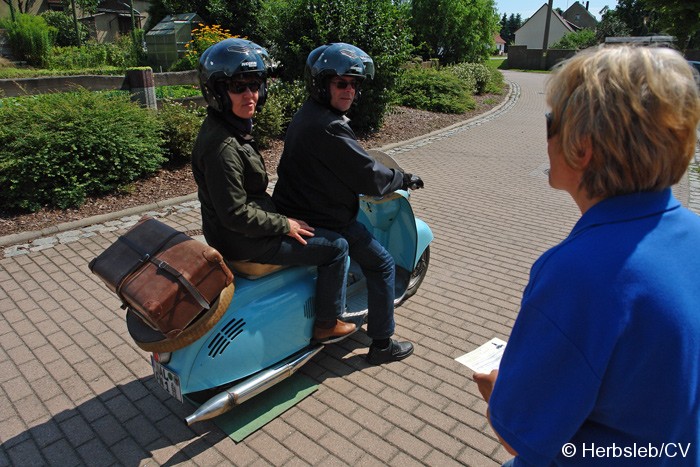 Das Bremsgeschick der Teilnehmer wurde in Großzöberitz getestet. Sie mussten mit ihrem Fahrzeug auf einem 50 x 50cm großen Teppich exakt anhalten. Wer dies nicht schaffte, bekam Strafpunkte in seine Fahrerkarte eingetragen. Bild: Das Bremsgeschick der Teilnehmer wurde in Großzöberitz getestet. Sie mussten mit ihrem Fahrzeug auf einem 50 x 50cm großen Teppich exakt anhalten. Wer dies nicht schaffte, bekam Strafpunkte in seine Fahrerkarte eingetragen.