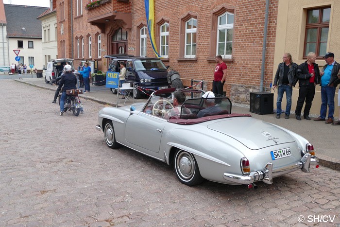 Bild: Die Sonntags-Ausfahrt in das Zörbiger Umland startete vor dem Rathaus am Markt.