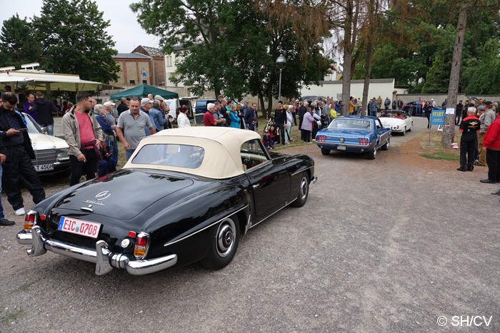 Start zur Ausfahrt in Richtung Dessau: Im 45 Sekunden-Takt verließen die Teilnehmer den Schloßplatz. Zeil war das DDR-Museum in Dessau. Bild: Start zur Ausfahrt in Richtung Dessau: Im 45 Sekunden-Takt verließen die Teilnehmer den Schloßplatz. Zeil war das DDR-Museum in Dessau.