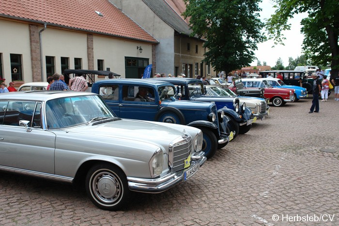 Nach der Ankunft auf dem Rittergut Mößlitz: Hier konnten sich die Teilnehmer mit einem Mittagsbrunch stärken. Oldtimerfans konnten die ausgestellten Fahrzeuge noch einmal von nahem bestaunen. Bild: Nach der Ankunft auf dem Rittergut Mößlitz: Hier konnten sich die Teilnehmer mit einem Mittagsbrunch stärken. Oldtimerfans konnten die ausgestellten Fahrzeuge noch einmal von nahem bestaunen.