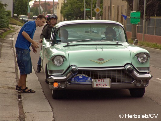 Bild: Auf der Rückfahrt aus Halle: Die Durchfahrtskontrolle in der Ortschaft Kösseln mussten die Oldtimerfreunde anfahren und die Teilnehmerkarte zur Abstempelung vorzeigen.