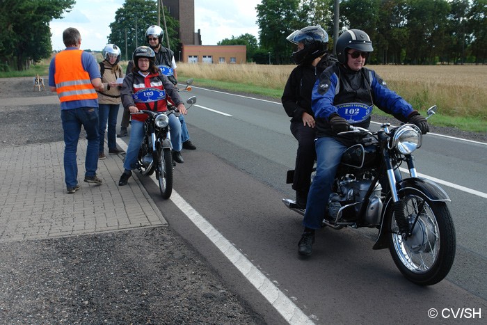 Bild: Aus Merseburg kommend, treffen die Fahrzeuge am Ziel in Zörbig ein. Unterwegs mussten noch einige Baumaffen gefunden werden. Mit der Kartenabgabe endete der erste Fahrtag. Am Abend trafen sich die Oldtimerfreunde zu Benzingesprächen auf dem Zörbiger Schloss.