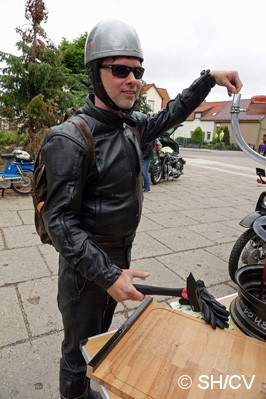 Sonderprüfung Erbsenschlagmaschine: Die durch ein Schlauch rollende Erbse musste auf dem Schlagbrett mit dem Hammer getroffen werden. Bild: Sonderprüfung Erbsenschlagmaschine: Die durch ein Schlauch rollende Erbse musste auf dem Schlagbrett mit dem Hammer getroffen werden.