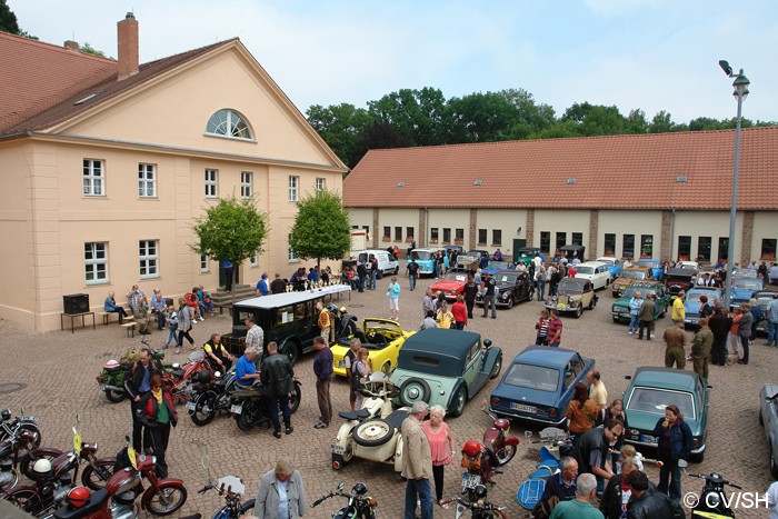 Bild: Nach der Ausfahrt durch das Zörbiger Umland und absolvierten Sonderprüfungen, erreichten die Oldtimerfrende das Rittergut in Mößlitz. Für das leibliche Wohl sorgten die Mitglieder des Fördervereins Gut Mößlitz.