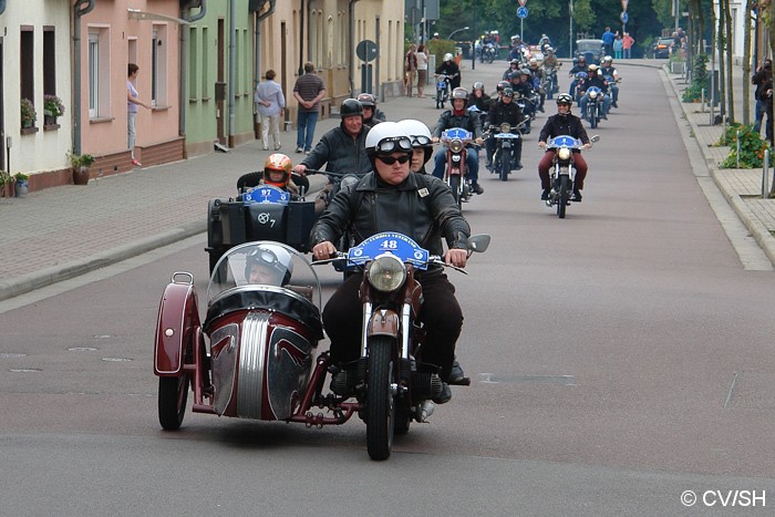 Bild: Vor dem Start zur Sonntags-Ausfahrt fuhren alle Fahrzeuge in einem Corso durch die Zörbiger Innenstadt.