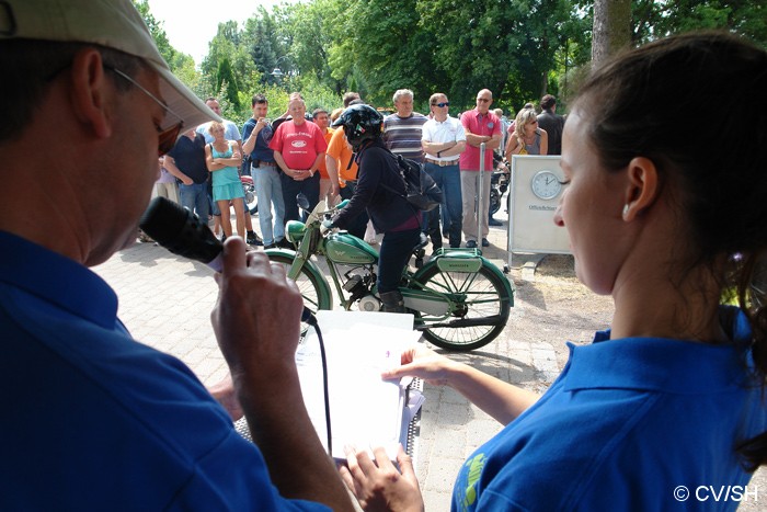 Bild: Start der Samstagsausfahrt am Zörbiger Schloss. Ausflusziel der 16. Curbici-Oldtimerrallye war Gröbzig.