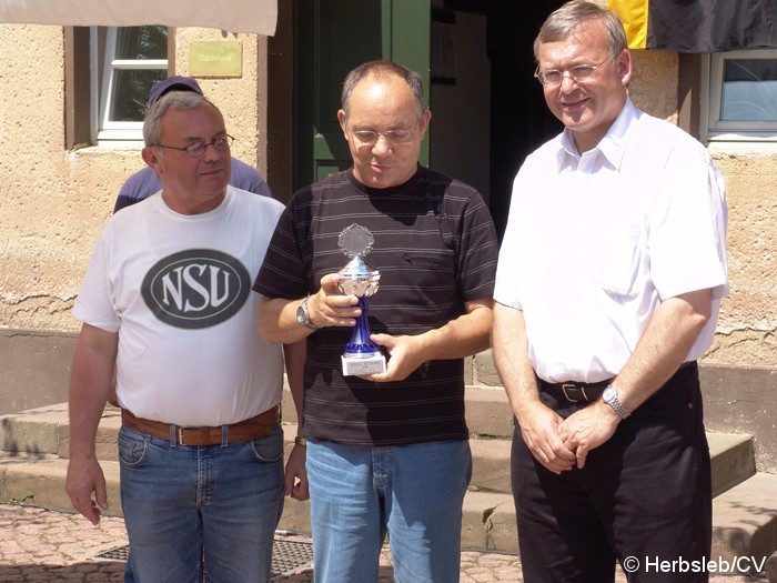 Bild: Siegerehrung auf Gut Mößlitz nach Fahrzeugklassen. Außerdem wurde das schönste Motorrad und Auto prämiert.
Auch der Pechvogel des Tages erhielt ein Schrauber-Pokal.