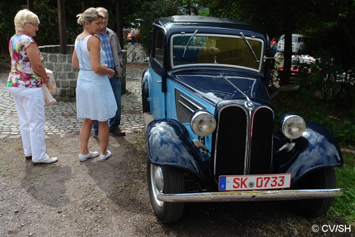 Bild: Eintreffen & Ausstellung der Oldtimer auf dem Zörbiger Schloßparkplatz.