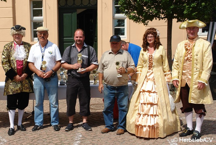 Bild: Platzierungen der Fahrzeugklasse: A5

1. Platz: (28 Strafpunkte) Enrico Tietzsch, Ford T
2. Platz: (36 Strafpunkte) Horst Laue, BMW Da 3
3. Platz: (49 Strafpunkte) Manfred Gyra, Hanomag
