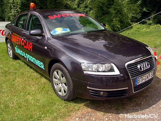 Bild: Safty-Car des Autohauses König&Partner, welches beim Sonntags-Rennen durch die Zörbiger Innenstadt zum Einsatz kam.