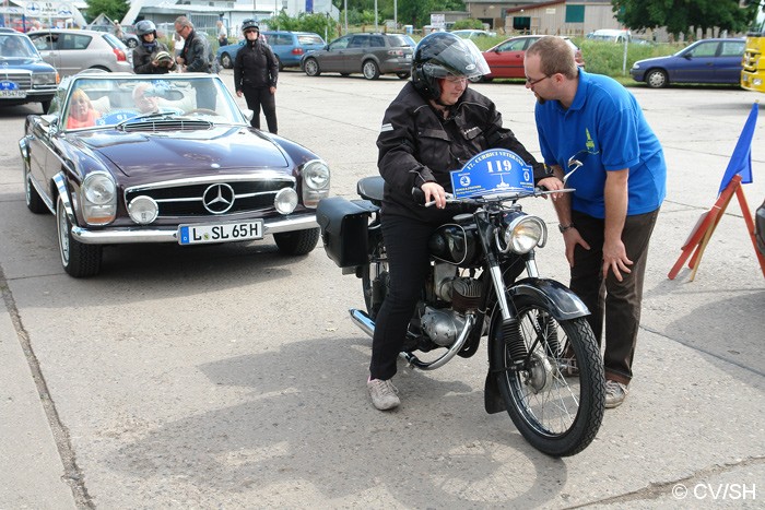 SP Durchschnittsgeschwindigkeit: Auf dem Rückweg von Merseburg nach Zörbig gab es am Merseburger Museum für die Teilnehmer eine Sonderprüfung zu absolvieren. Hier musste eine Durchschnittsgeschwindigkeit auf einer 350 Meter langen Geraden erreicht werden. Bild: SP Durchschnittsgeschwindigkeit: Auf dem Rückweg von Merseburg nach Zörbig gab es am Merseburger Museum für die Teilnehmer eine Sonderprüfung zu absolvieren. Hier musste eine Durchschnittsgeschwindigkeit auf einer 350 Meter langen Geraden erreicht werden.