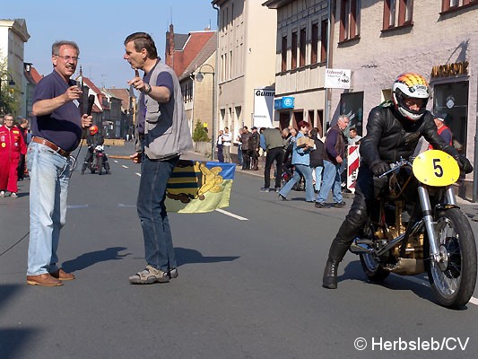 Bild: Am Sonntag-Vormittag wurde die Zörbiger Innenstadt für den öffentlichen Straßenverkehr gesperrt. Hunderte Zuschauer an den Straßenzügen Zörbigs konnten historische Rennfahrzeuge mit ihren Fahrern bewundern.