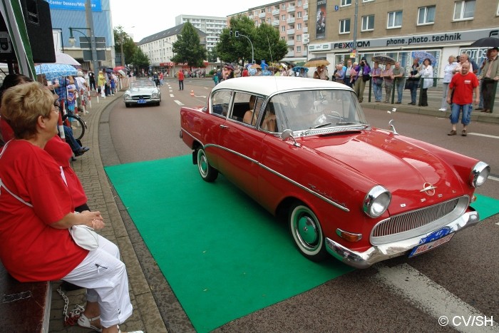 Bild: Anlässlich des Sachsen-Anhalt-Tages in Dessau-Roßlau, fuhren die Oldtimer durch die gesperrte Innenstadt von Dessau. An einer Bühne wurden die Fahrzeuge dem interessierten Publikum vorgestellt, ehe es weiter in Richtung Zschornewitz ging.