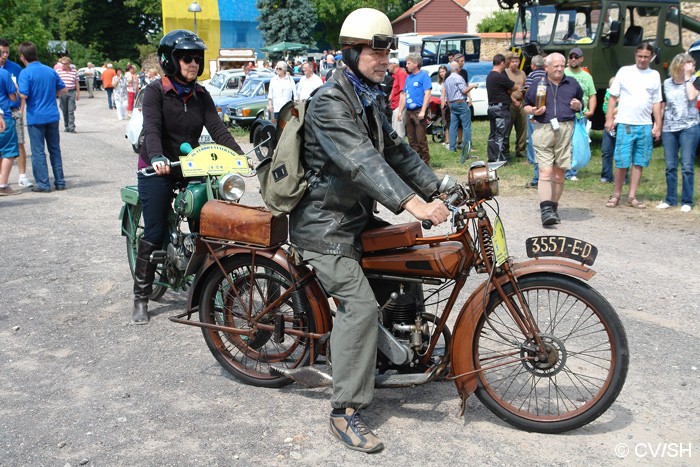 Bild: Start der Samstagsausfahrt am Zörbiger Schloss. Ausflusziel der 16. Curbici-Oldtimerrallye war Gröbzig.